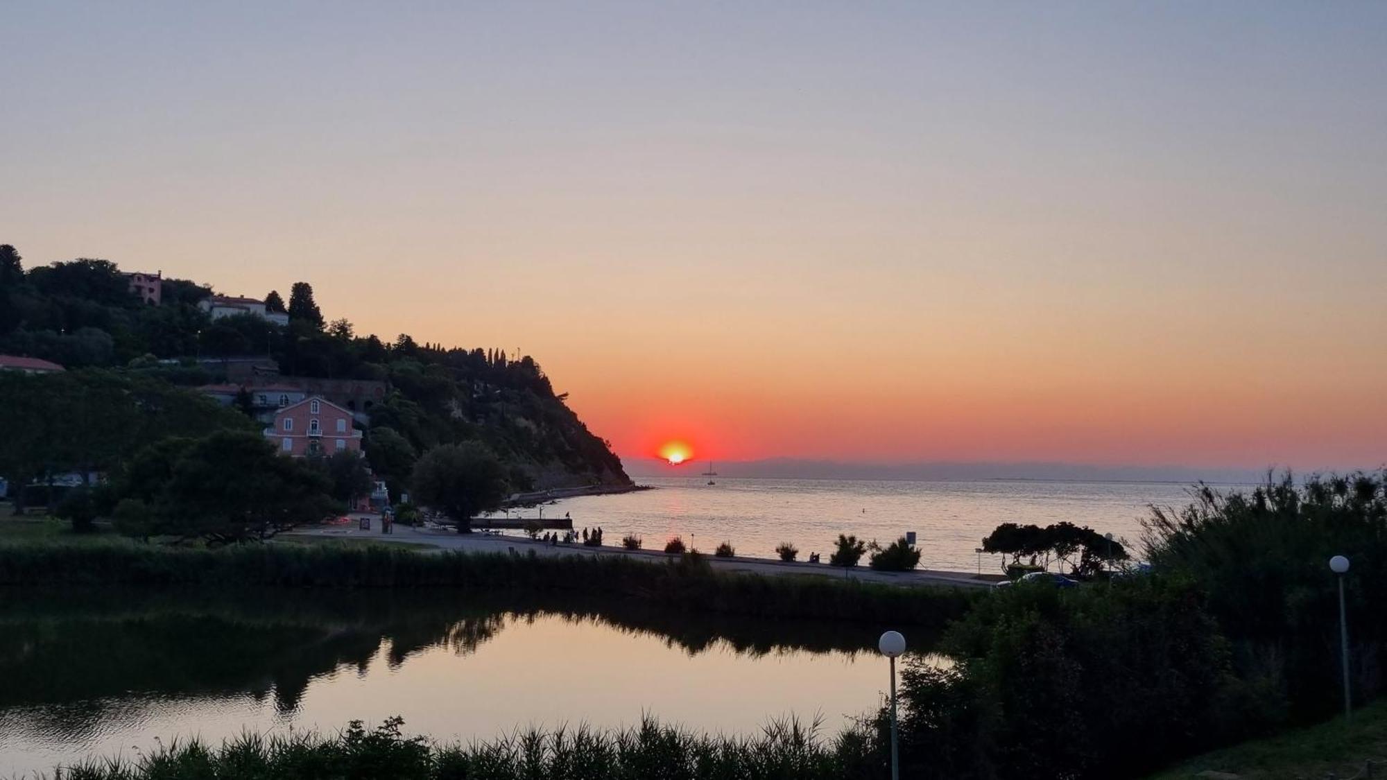 Piran Beach House - Private Oasis - Beachfront Apartment With A Sea View Terrace Buitenkant foto