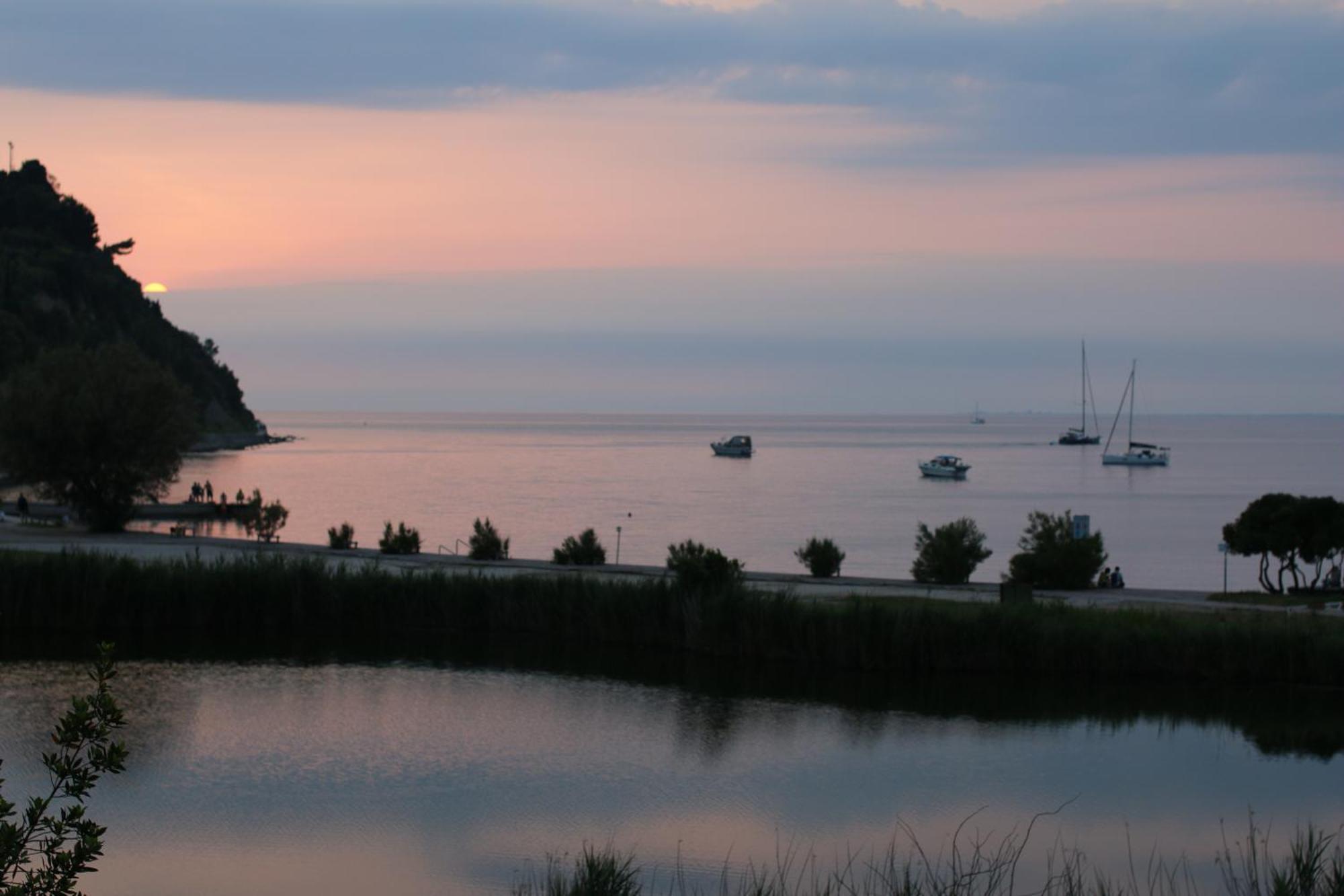 Piran Beach House - Private Oasis - Beachfront Apartment With A Sea View Terrace Buitenkant foto